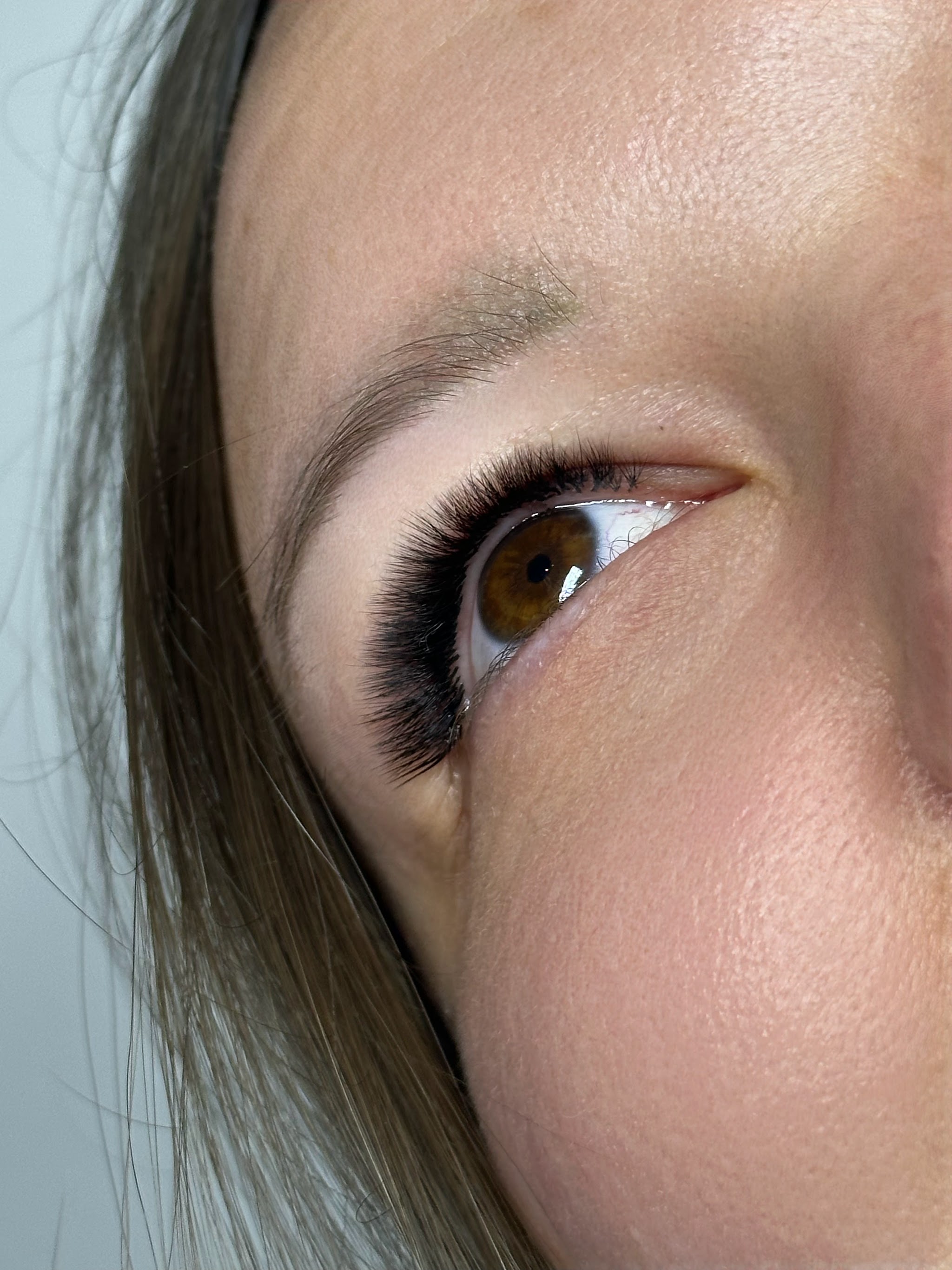 Close-up van een bruin oog met volle donkere wimpers